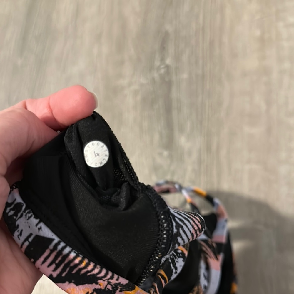 Lululemon Women's Sz 4 Energy Athletic Workout Yoga Cross Strap Sports Bra - Picture 5 of 8